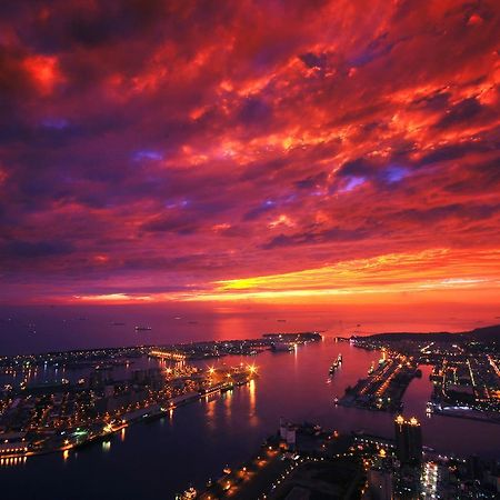 85 Sky Tower Hotel Kaohsiung Exteriör bild Sunset over the Gulf of Saint-Tropez