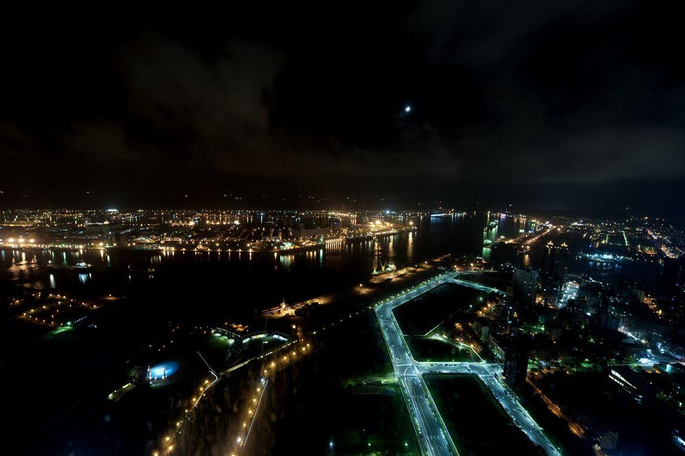 85 Sky Tower Hotel Kaohsiung Exteriör bild Aerial view of the city at night