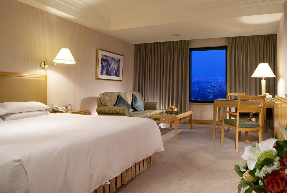 85 Sky Tower Hotel Kaohsiung Exteriör bild A room at the hotel