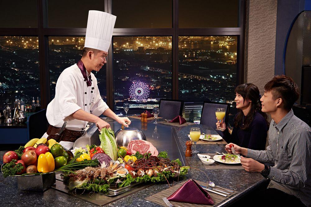 85 Sky Tower Hotel Kaohsiung Exteriör bild A chef at work