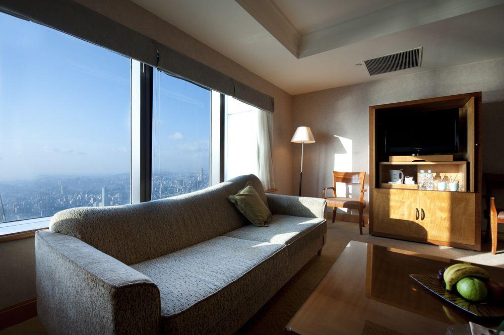 85 Sky Tower Hotel Kaohsiung Exteriör bild A suite at the hotel