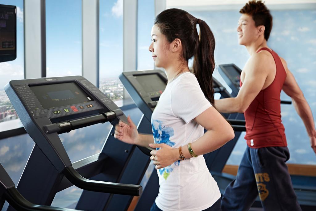 85 Sky Tower Hotel Kaohsiung Exteriör bild A treadmill in use