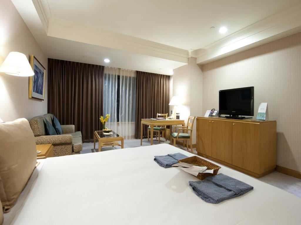 85 Sky Tower Hotel Kaohsiung Rum bild A typical room at the hotel