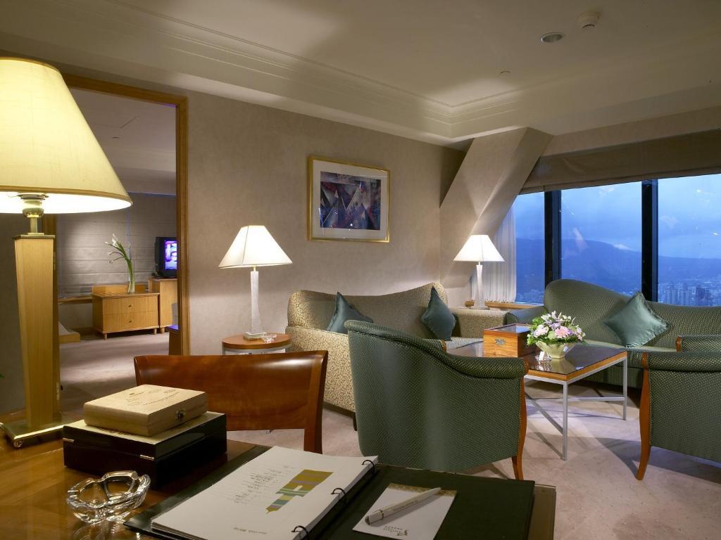 85 Sky Tower Hotel Kaohsiung Rum bild A suite at the Mandarin Oriental, Tokyo