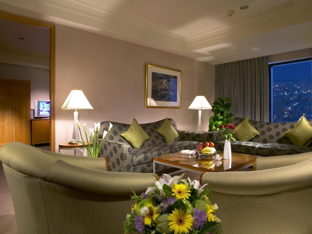 85 Sky Tower Hotel Kaohsiung Exteriör bild A living room in a suite at the Conrad Hong Kong