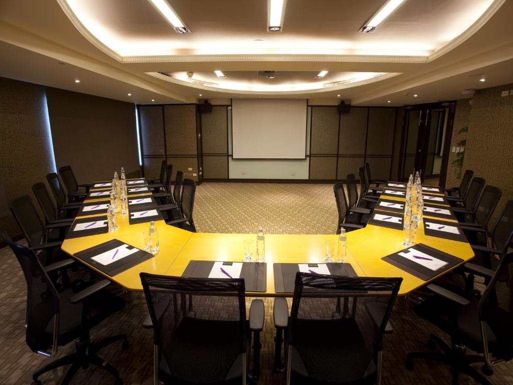 85 Sky Tower Hotel Kaohsiung Exteriör bild Meeting room