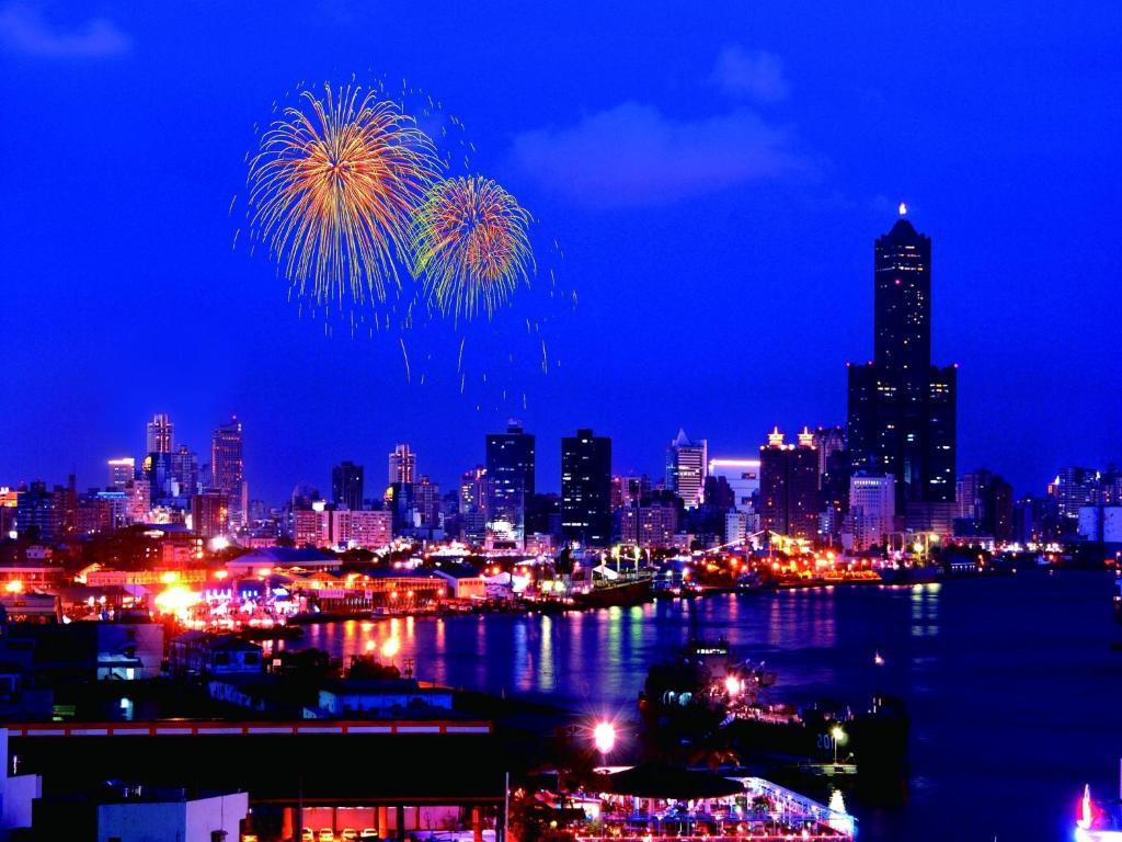 85 Sky Tower Hotel Kaohsiung Exteriör bild Fireworks over the skyline of Kaohsiung