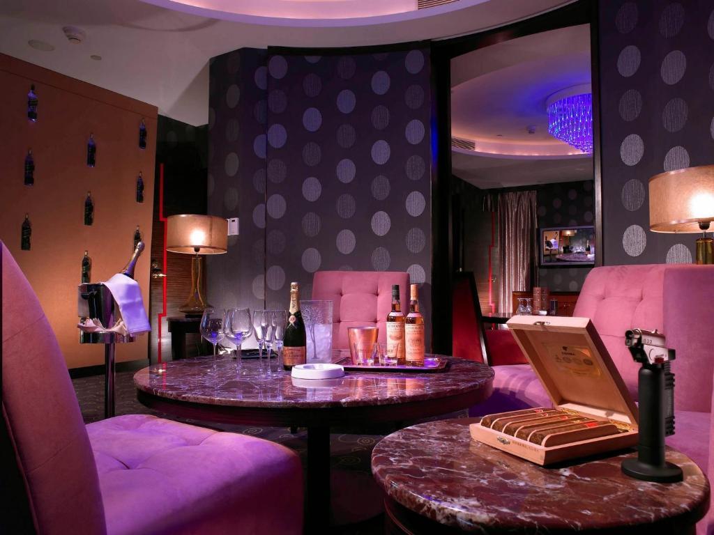 85 Sky Tower Hotel Kaohsiung Exteriör bild The bar at the Mandarin Oriental, Paris