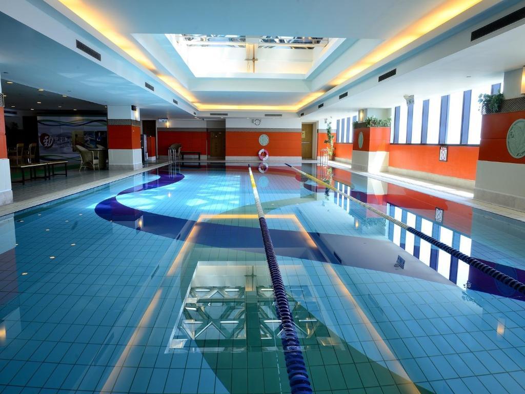 85 Sky Tower Hotel Kaohsiung Exteriör bild Swimming pool