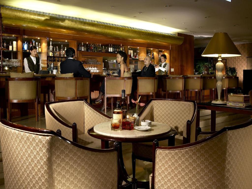 85 Sky Tower Hotel Kaohsiung Restaurang bild The bar at the Conrad Hong Kong