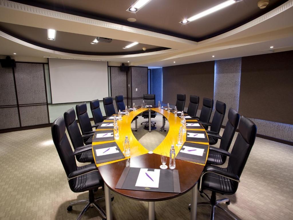85 Sky Tower Hotel Kaohsiung Exteriör bild A boardroom
