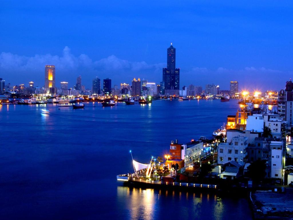 85 Sky Tower Hotel Kaohsiung Exteriör bild Keelung Harbor at night