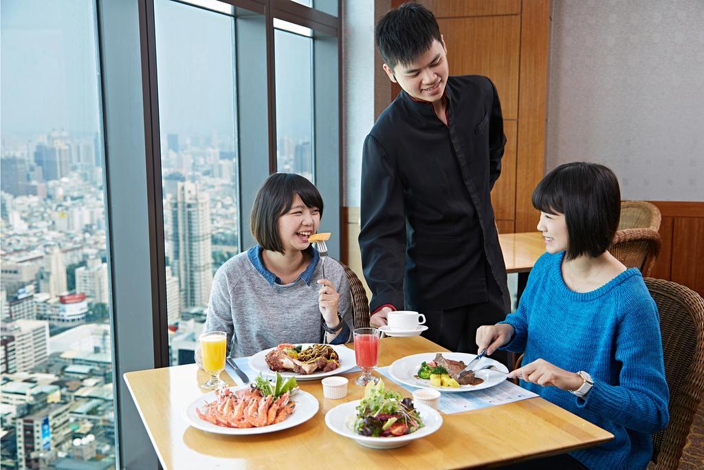 85 Sky Tower Hotel Kaohsiung Exteriör bild A Thai waiter serving customers