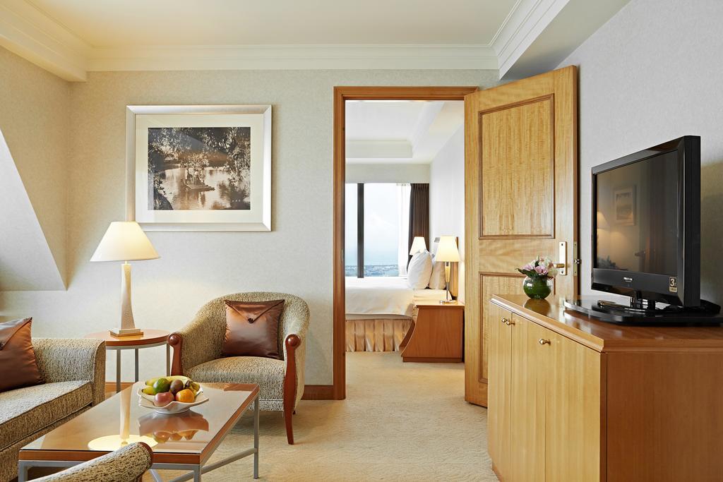 85 Sky Tower Hotel Kaohsiung Exteriör bild A suite at the Conrad Hong Kong