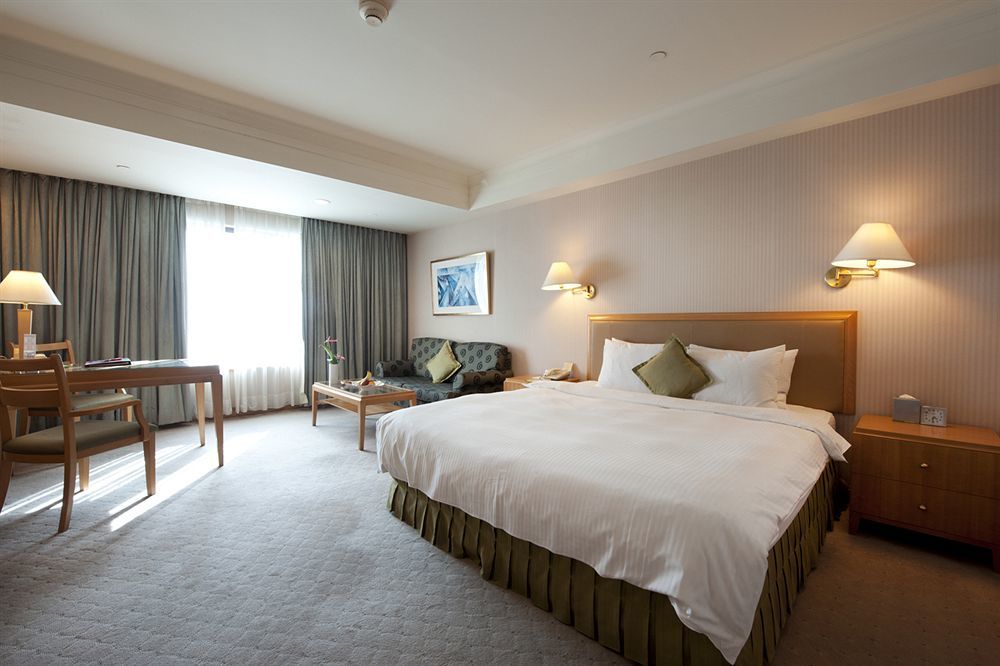 85 Sky Tower Hotel Kaohsiung Exteriör bild Deluxe Room