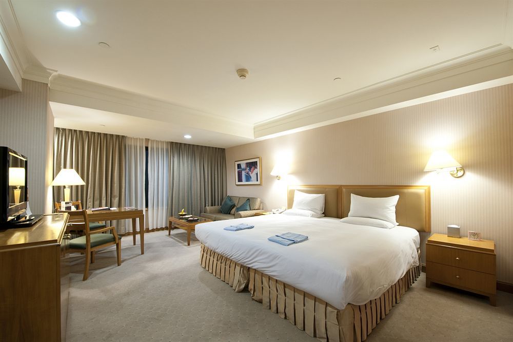 85 Sky Tower Hotel Kaohsiung Exteriör bild Deluxe Room