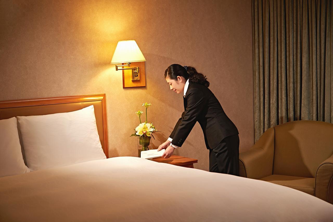 85 Sky Tower Hotel Kaohsiung Exteriör bild A chambermaid making a bed