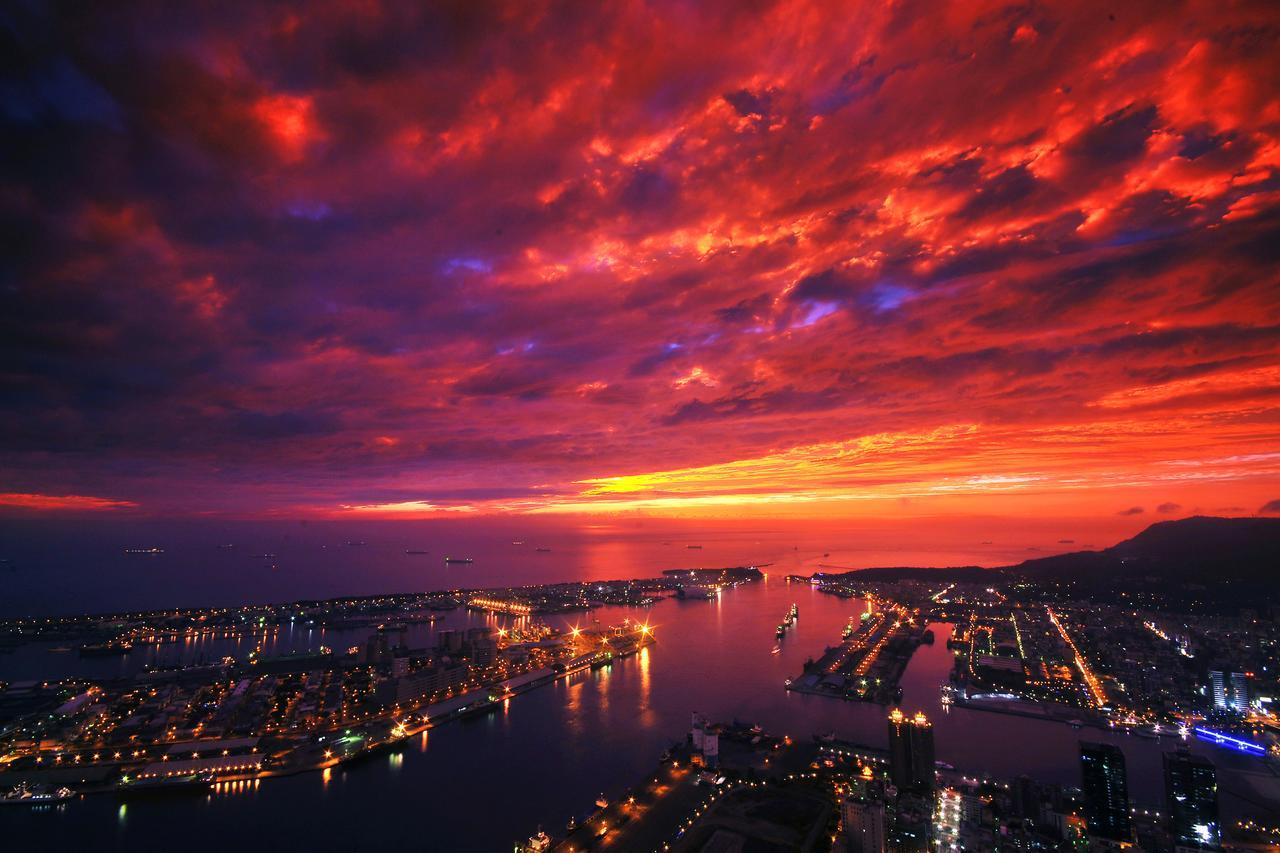 85 Sky Tower Hotel Kaohsiung Exteriör bild Sunset over the Gulf of Saint-Tropez