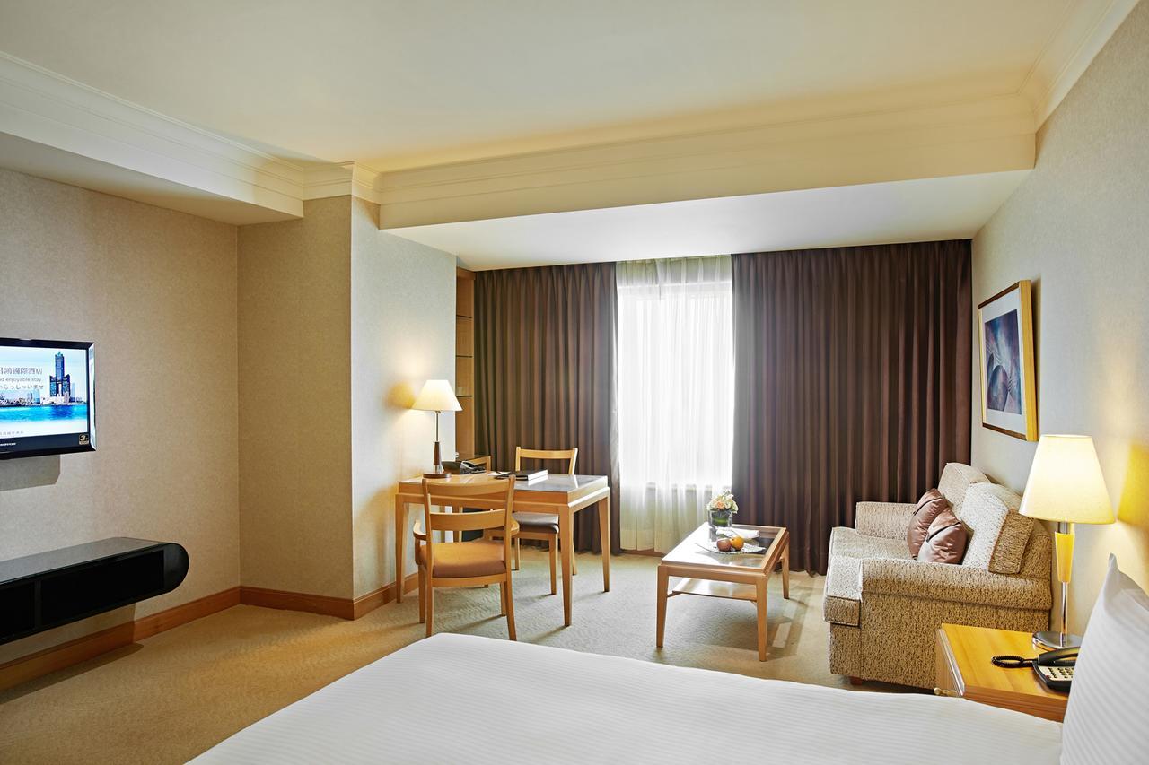 85 Sky Tower Hotel Kaohsiung Exteriör bild A typical room at the hotel