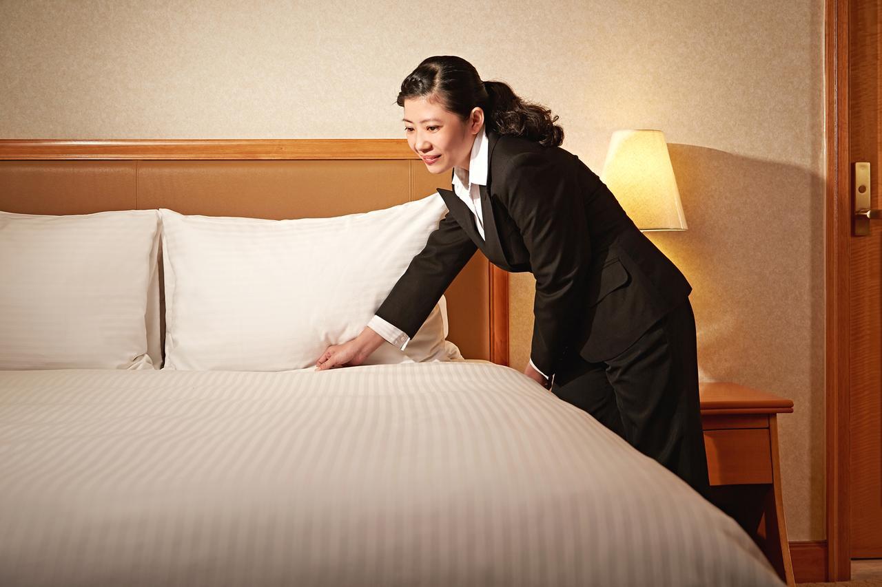 85 Sky Tower Hotel Kaohsiung Exteriör bild A chambermaid making a bed