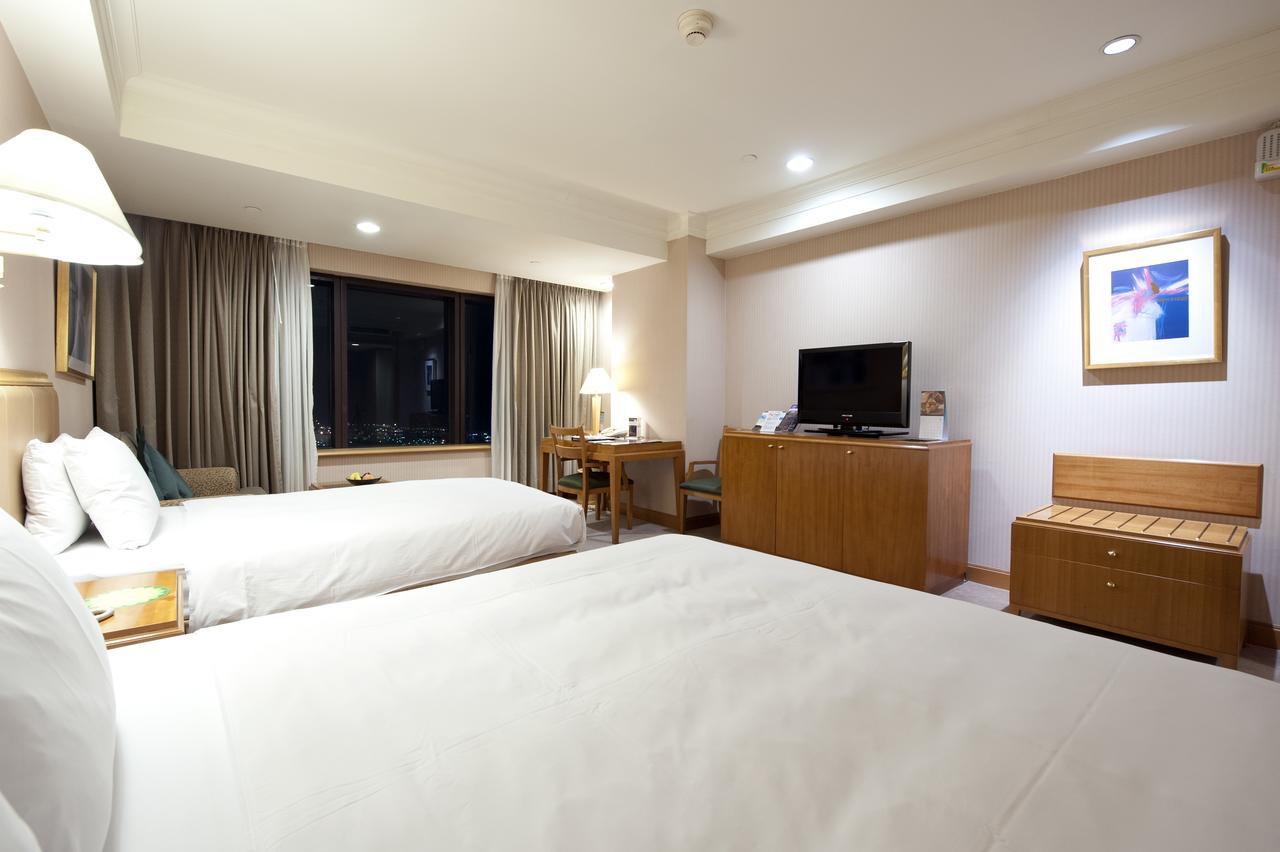 85 Sky Tower Hotel Kaohsiung Exteriör bild Deluxe Room