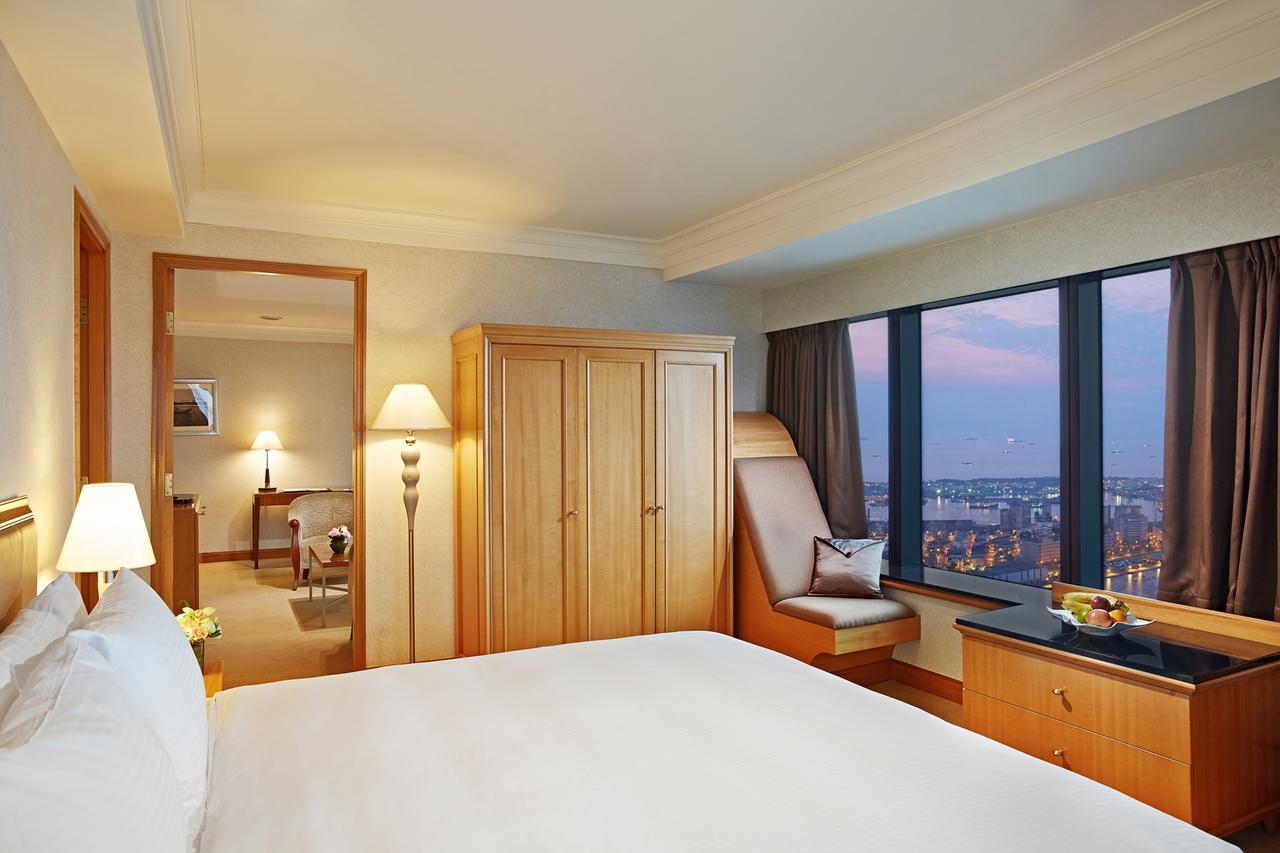 85 Sky Tower Hotel Kaohsiung Exteriör bild A bedroom at the hotel