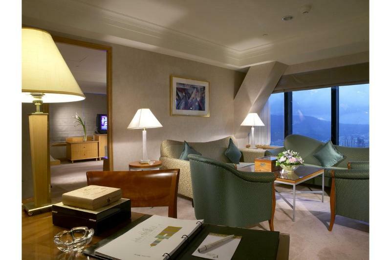 85 Sky Tower Hotel Kaohsiung Exteriör bild A suite at the Mandarin Oriental, Hong Kong