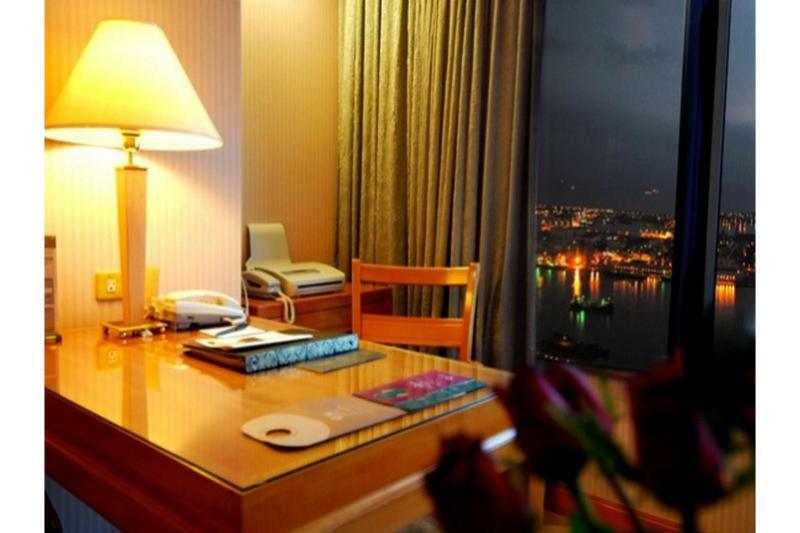 85 Sky Tower Hotel Kaohsiung Exteriör bild A room at the hotel