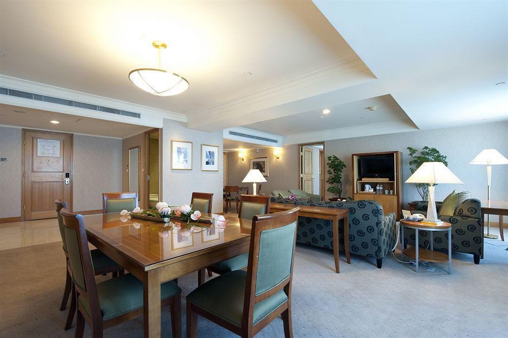 85 Sky Tower Hotel Kaohsiung Exteriör bild A suite at the hotel